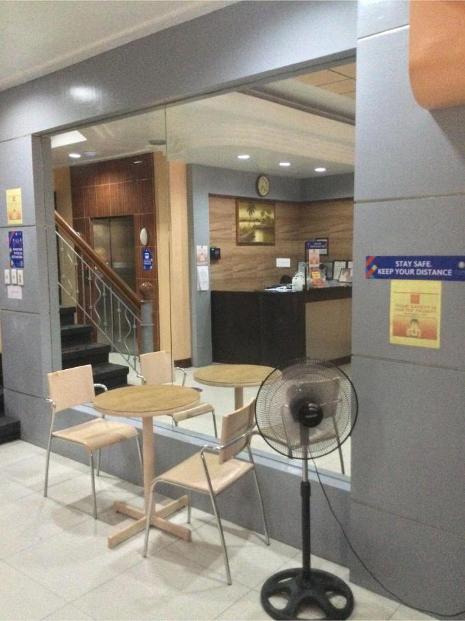 Mandaluyong Oyo 817 Vista Apartelle מראה חיצוני תמונה